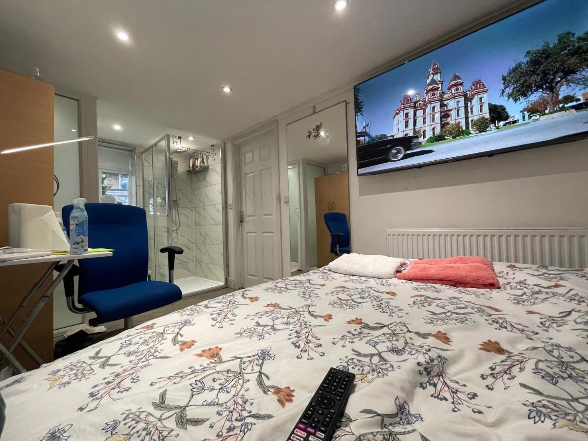 North Avenue Guest House Ltd, Heathrow Airport-Free Parking Гейс Екстер'єр фото