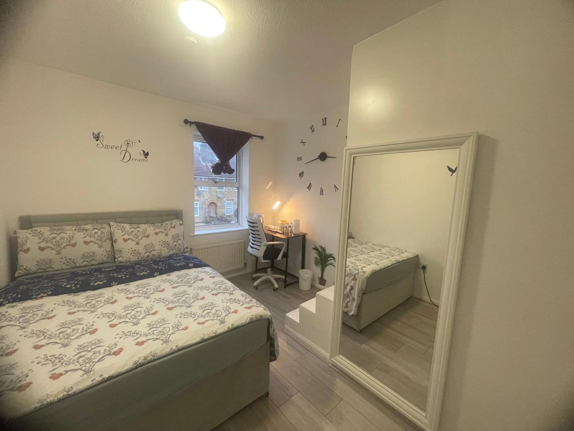 North Avenue Guest House Ltd, Heathrow Airport-Free Parking Гейс Екстер'єр фото